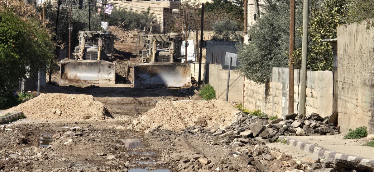 جيش الاحتلال يواصل تدمير مخيم جنين ويشق 15 شارعاً