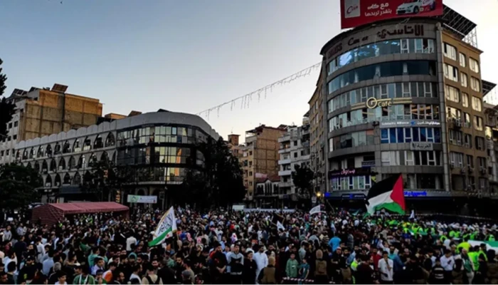 آلاف السوريين يحيون ذكرى مجزرة الساعة في حمص ويتضامنون مع غزة