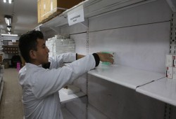 نفاد الدواء بغزة يُنذر بموت آلاف المرضى