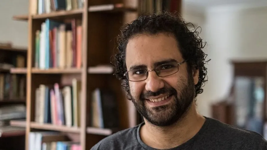 علاء عبد الفتاح يتعرض لأزمة صحية بعد إضرابه عن الطعام بسجون الانقلاب