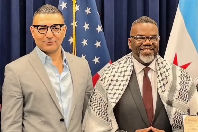 ارتداء عمدة شيكاغو الكوفية يثير غضب الصهاينة