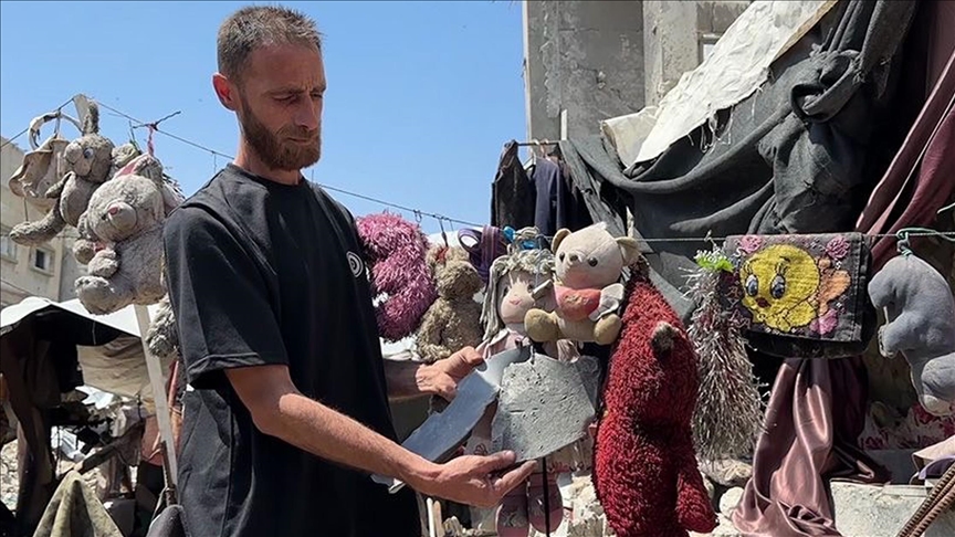 فراس وشاح.. فلسطيني مكلوم يستأنس بألعاب أطفال سحقتهم الإبادة