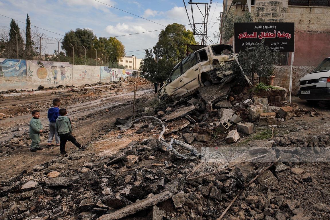 الاحتلال يواصل تجريف مخيم جنين بعد هدم 600 منزل