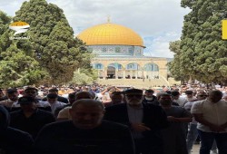 عشرات الآلاف يؤدون صلاة الجمعة في الأقصى