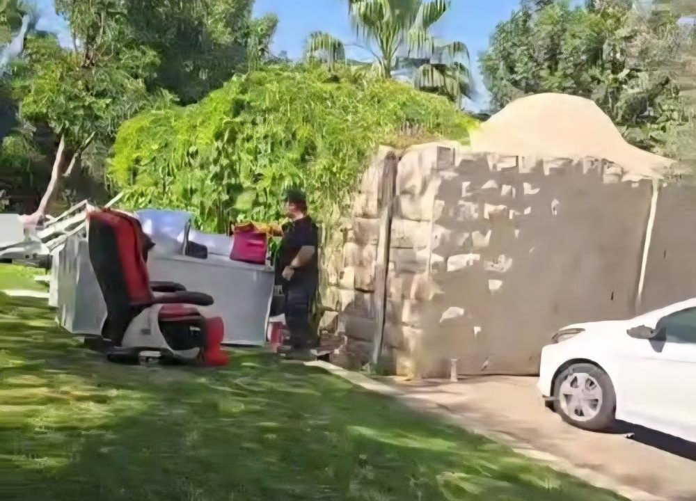 مستوطن صهيوني يستولي على أثر إسلامي بالقدس المحتلة