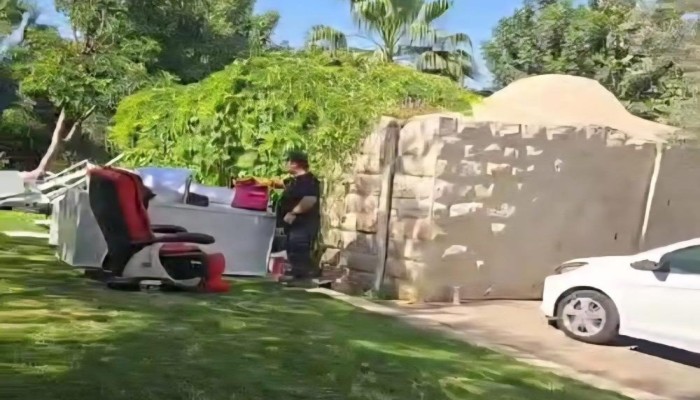 مستوطن صهيوني يستولي على أثر إسلامي بالقدس المحتلة