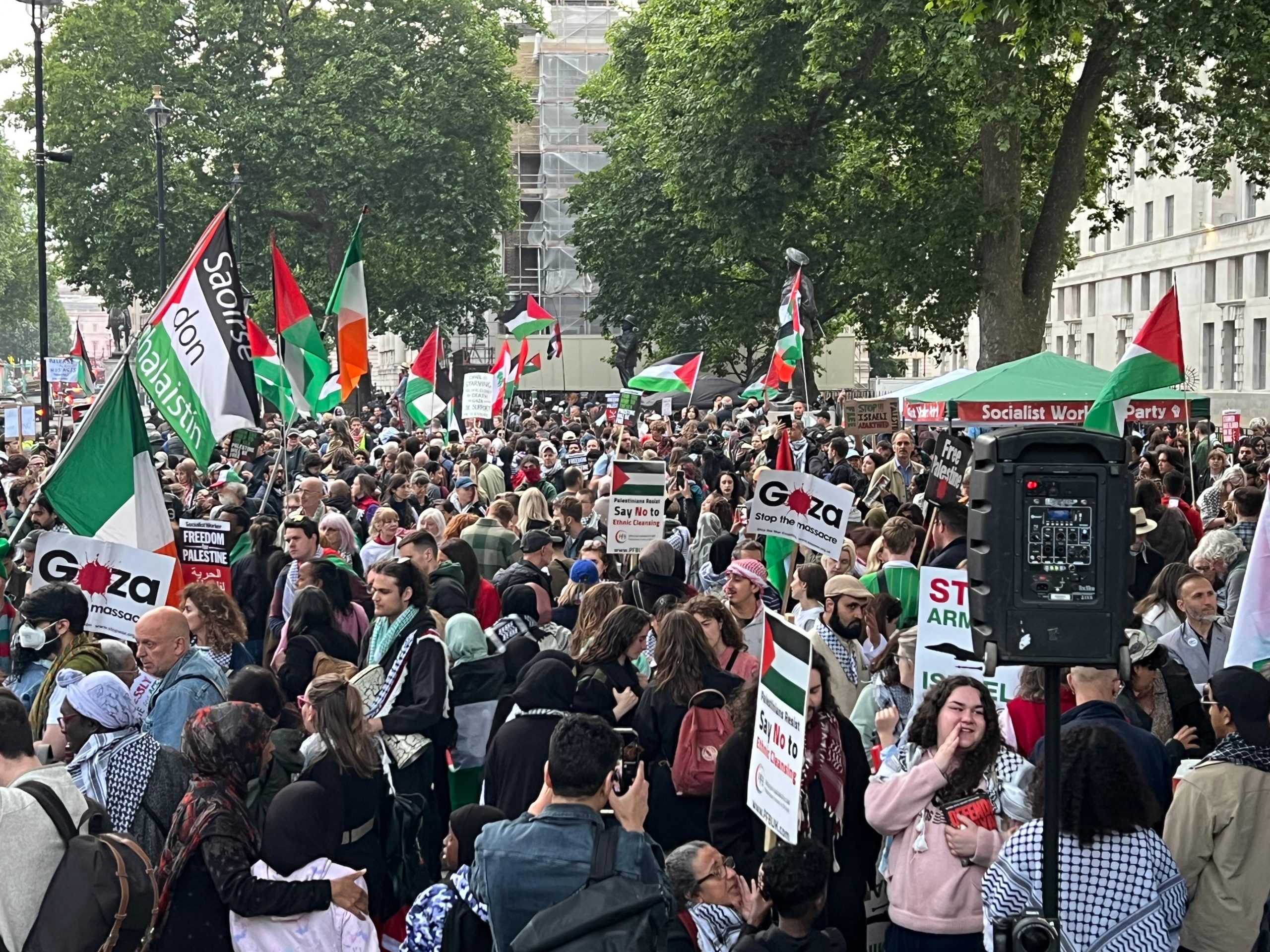 مظاهرة لمسلمي بريطانيا تطالب بوقف مبيعات الأسلحة للاحتلال الصهيوني