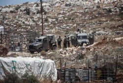 قوات الاحتلال تقتحم مدنًا فلسطينية وتنفذ حملات دهم واعتقالات