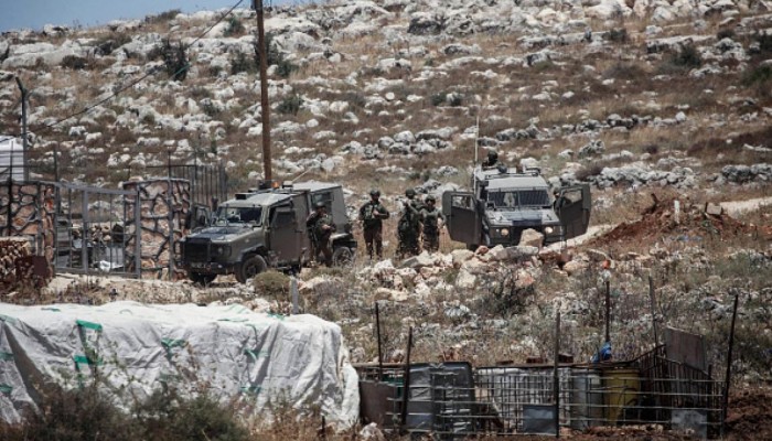 قوات الاحتلال تقتحم مدنًا فلسطينية وتنفذ حملات دهم واعتقالات