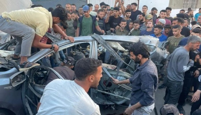 4 شهداء بينهم صحفي وموظف إغاثة بقصف سيارة في غزة