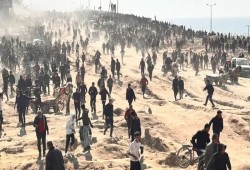 300 شخصية في غزة تطالب بوقف مصائد الموت بتوزيع المساعدات الأمريكية