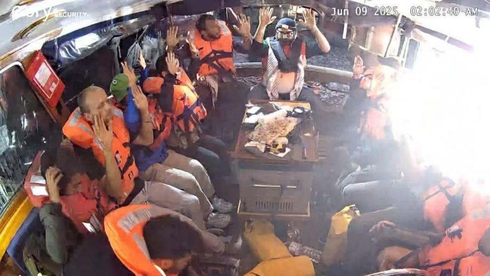 جيش الاحتلال يقرصن السفينة مادلين ويختطف المتضامنين عليها