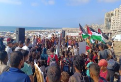 وقفة شعبية قرب ميناء غزة تضامنًا مع سفينة مادلين