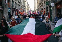 آلاف الفرنسيين يطالبون بتحقيق السلام لغزة وإنهاء حرب الإبادة