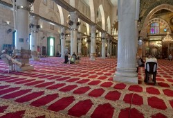 الاحتلال يمنع آلاف المصلين من أداء صلاة الجمعة بالأقصى