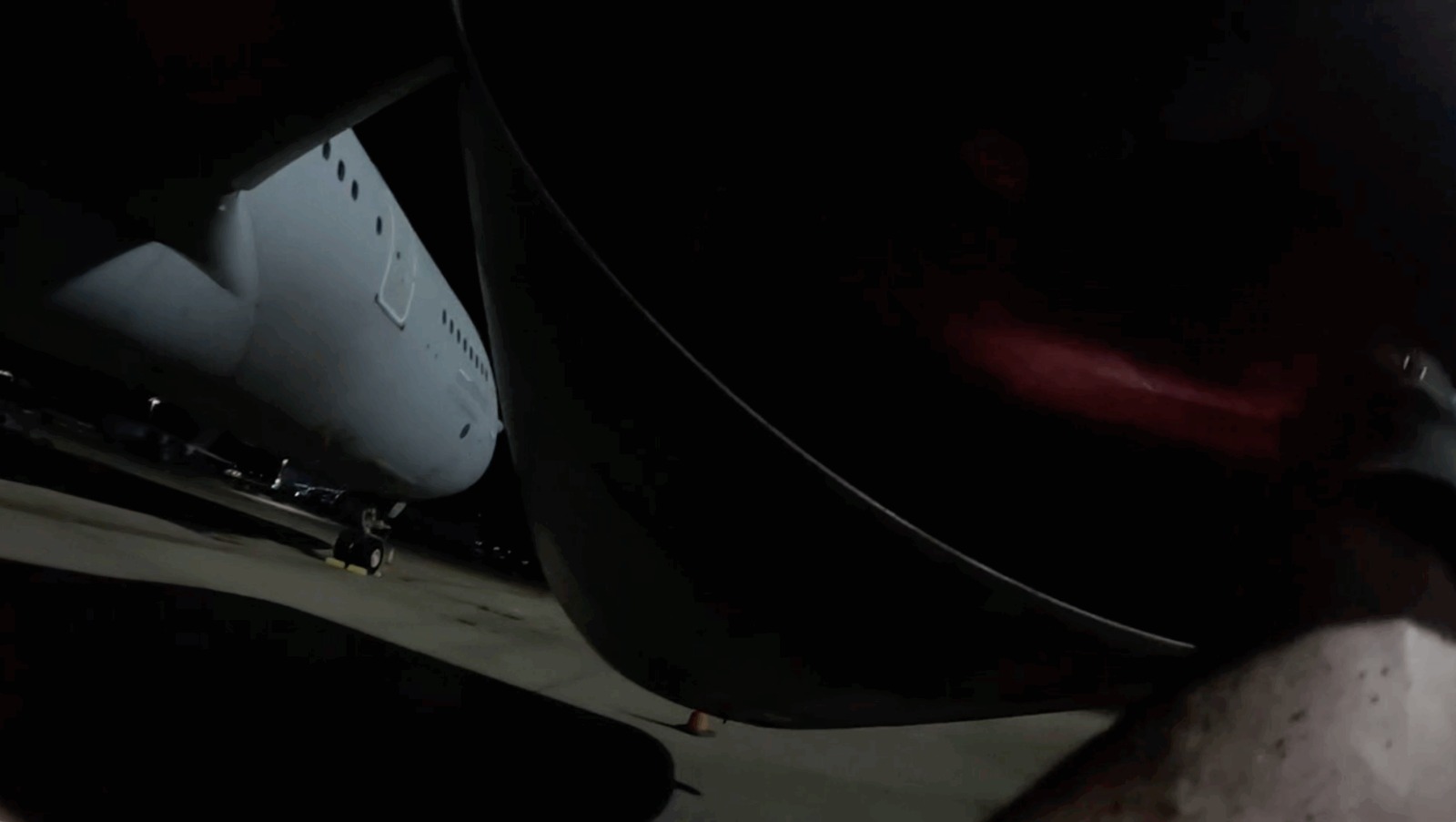 نشطاء يقتحمون قاعدة عسكرية بريطانية ويرفعون علم فلسطين