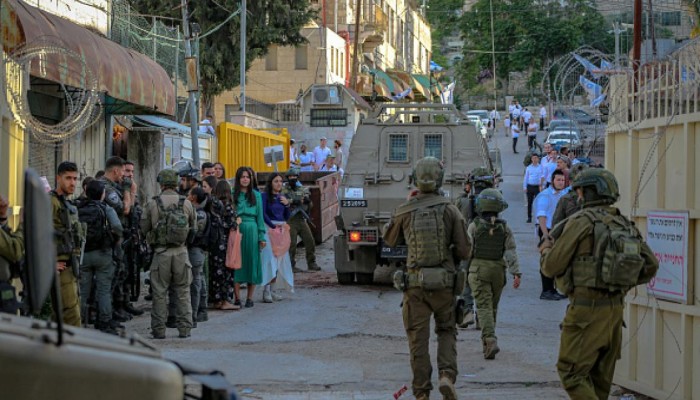 الاحتلال يشن حملة اعتقالات واسعة بالضفة تطال أطفالا ونساء