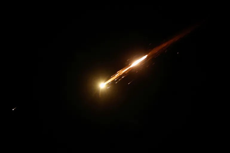 هجوم صاروخي يستهدف وسط الكيان الصهيوني