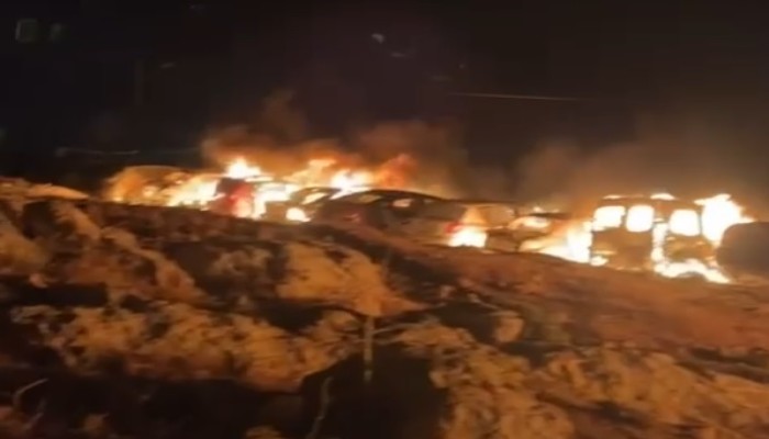 صهاينة يحرقون عشرات المركبات لفلسطينيين في رام الله