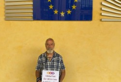 طبيب إسباني يواصل إضرابه عن الطعام احتجاجا على مجازر غزة