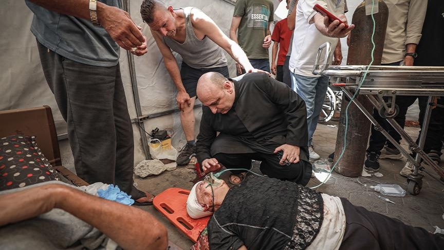 الاحتلال يقصف كنيسة دير اللاتين شرق غزة.. إصابة كاهن ونازحين