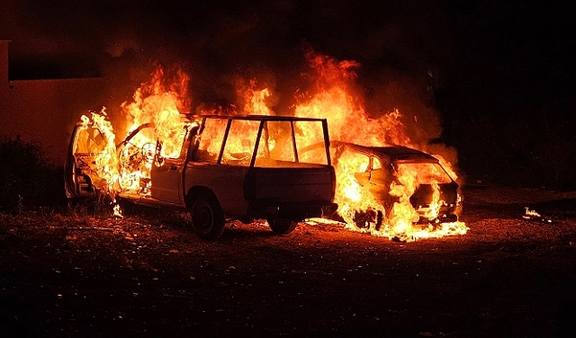 صهاينة يهاجمون شرق رام الله ويحرقون مركبتين