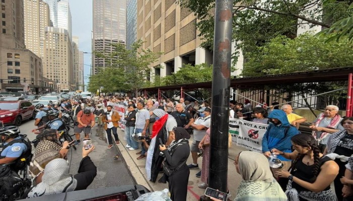 مظاهرة أمام قنصلية الاحتلال في شيكاغو رفضًا لتجويع غزة