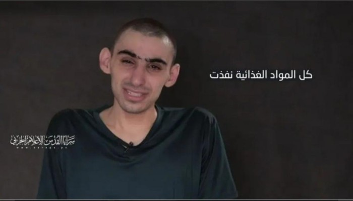 أسير صهيوني يدعو لإدخال الطعام لغزة ويحمّل نتنياهو المسئولية عن حياته