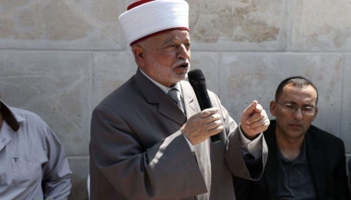 الاحتلال يبعد مفتي القدس عن المسجد الأقصى 6 أشهر