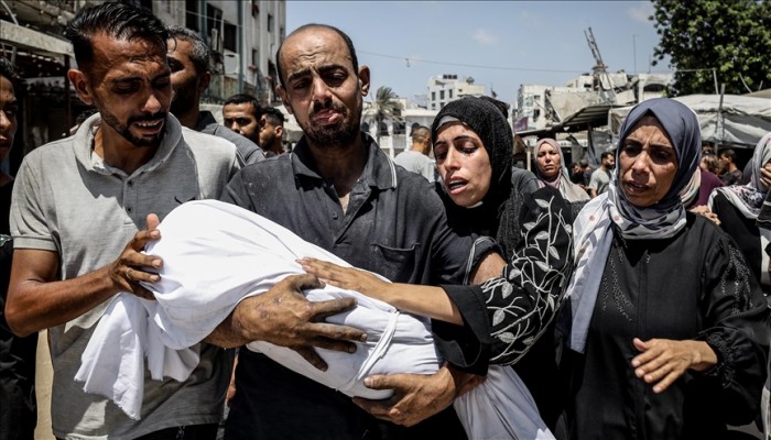 استشهاد طفل بسقوط صندوق مساعدات من إنزال جوي وسط غزة