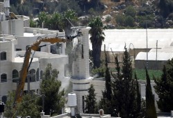 جيش الاحتلال يهدم مئذنة مسجد جنوبي الخليل