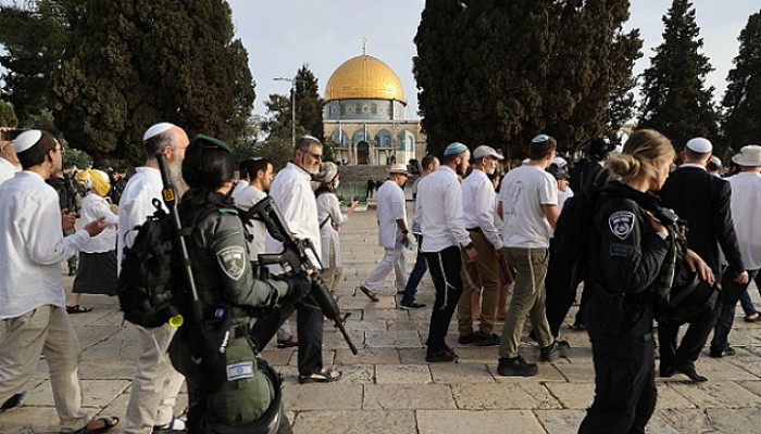 صهاينة يقتحمون المسجد الأقصى ويؤدون طقوساً تلمودية