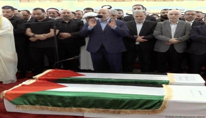 القائد الحية يصلي الجنازة على نجله وشهداء محاولة الاغتيال بالدوحة