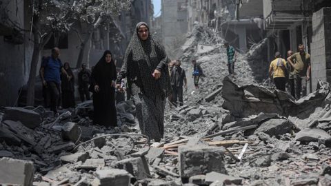 الاحتلال يدفع سكان غزة إلى النزوح القسري عبر المدرعات المفخخة