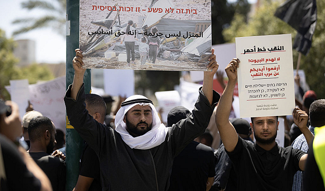 الاحتلال يقرر تقليص الروابط بين فلسطينيي النقب والضفة وغزة