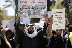 الاحتلال يقرر تقليص الروابط بين فلسطينيي النقب والضفة وغزة