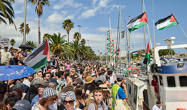 سفينة حربية ثانية ترافق أسطول الصمود المتجه إلى غزة