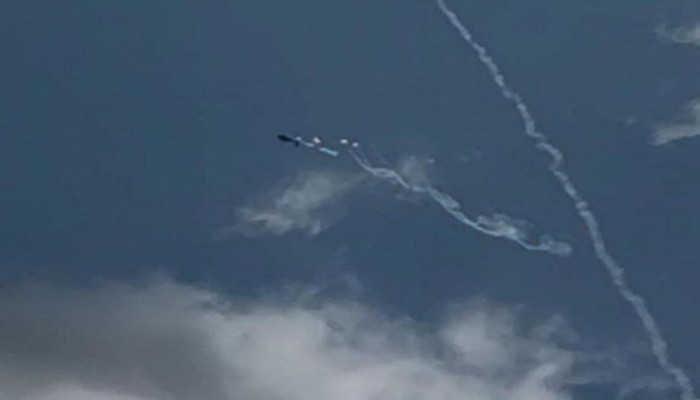 المقاومة تستهدف مروحية للاحتلال بصاروخ في سماء غزة