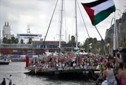 الاحتلال يُعذب الناشطة جريتا ويجبرها على تقبيل العلم الصهيوني