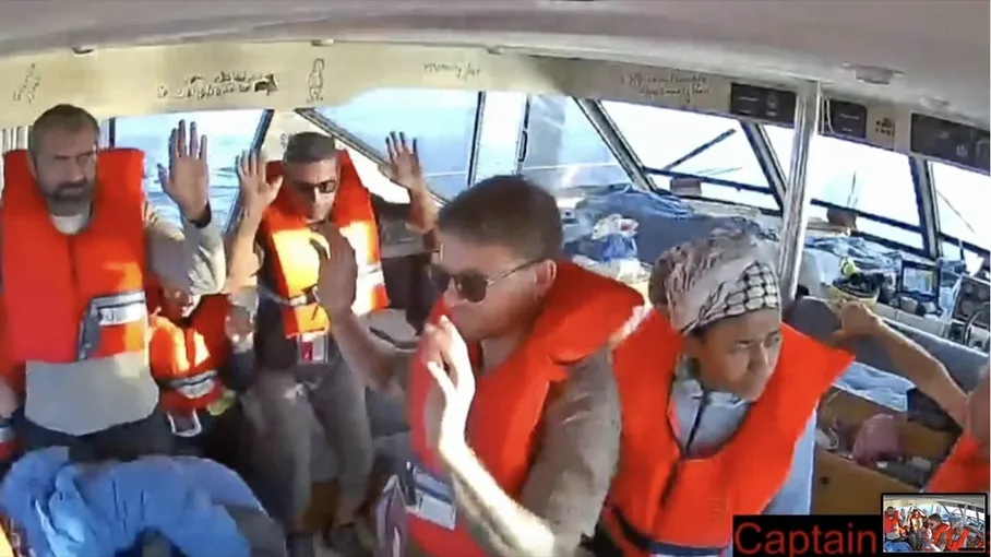 نشطاء أسطول الصمود يضربون عن الطعام بسجون  الاحتلال