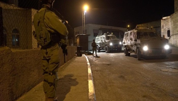 الاحتلال يشن حملة اقتحامات بالضفة ويفجر منزلا