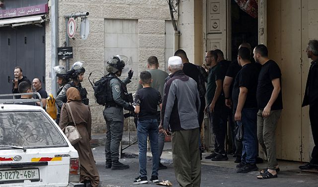 الاحتلال يدهم منازل أسرى بالضفة وهجمات للمستوطنين