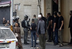 الاحتلال يدهم منازل أسرى بالضفة وهجمات للمستوطنين