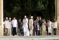 عشرات الصهاينة يقتحمون المسجد الأقصى بحماية شرطة الاحتلال