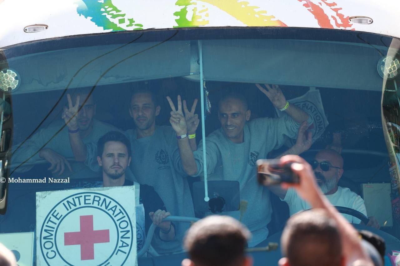 المقاومة تحرر ألفي أسير فلسطيني ضمن صفقة طوفان الأقصى