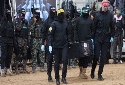 القسام تسلم جثامين أربعة أسرى صهاينة ضمن صفقة التبادل