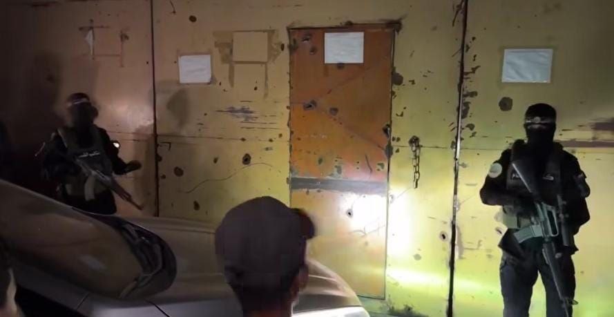 القسام أجرت اتصالات بعائلات الأسرى الصهاينة بشرائح زرعها الاحتلال للتجسس