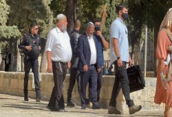 مئات الصهاينة يقتحمون المسجد الأقصى ويؤدون طقوسا تلمودية