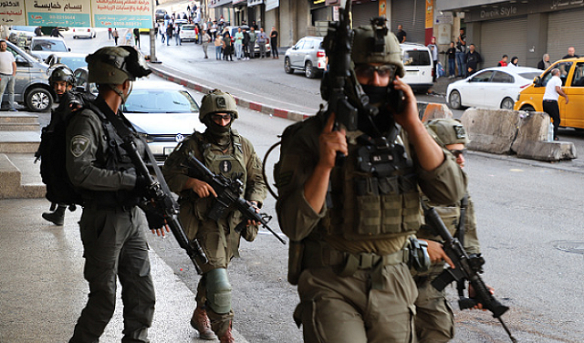 الاحتلال يشن حملات اعتقال بالضفة ومواجهات في القدس