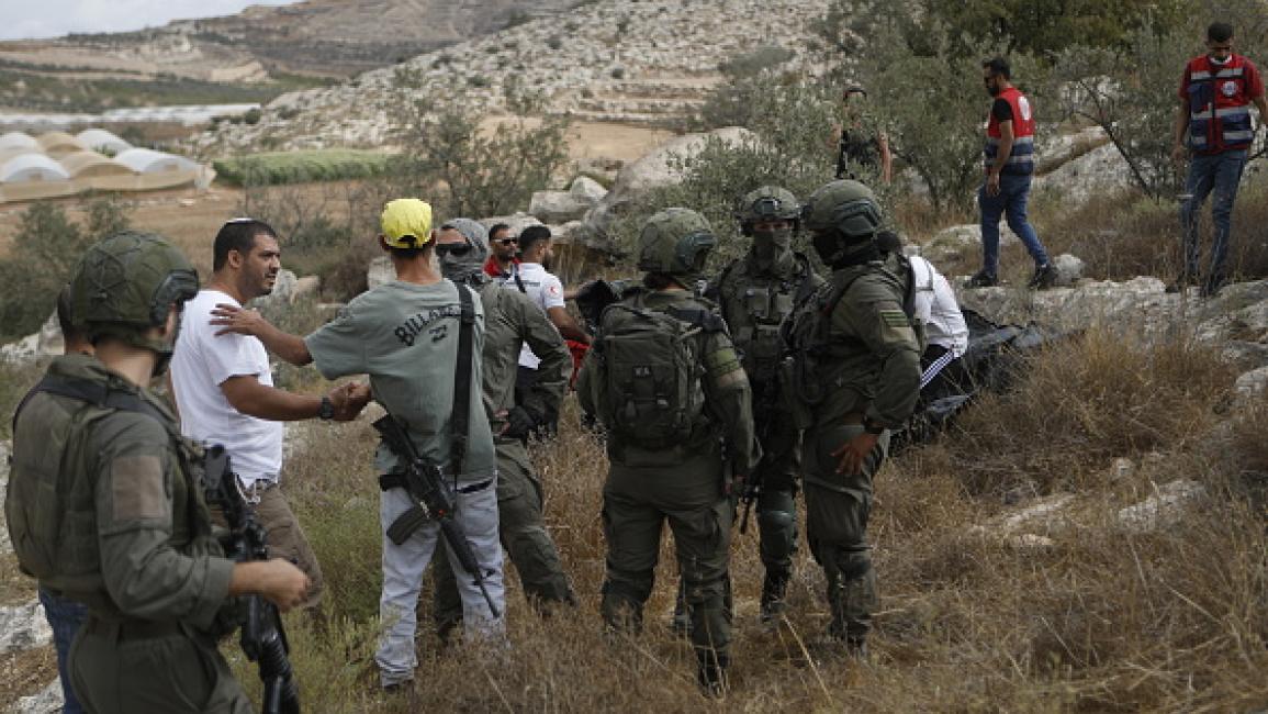 صهاينة يقتحمون باحات  الأقصى وآخرون يهاجمون قاطفي الزيتون